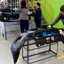 Работник на производство пластиковых деталей для автомобиля