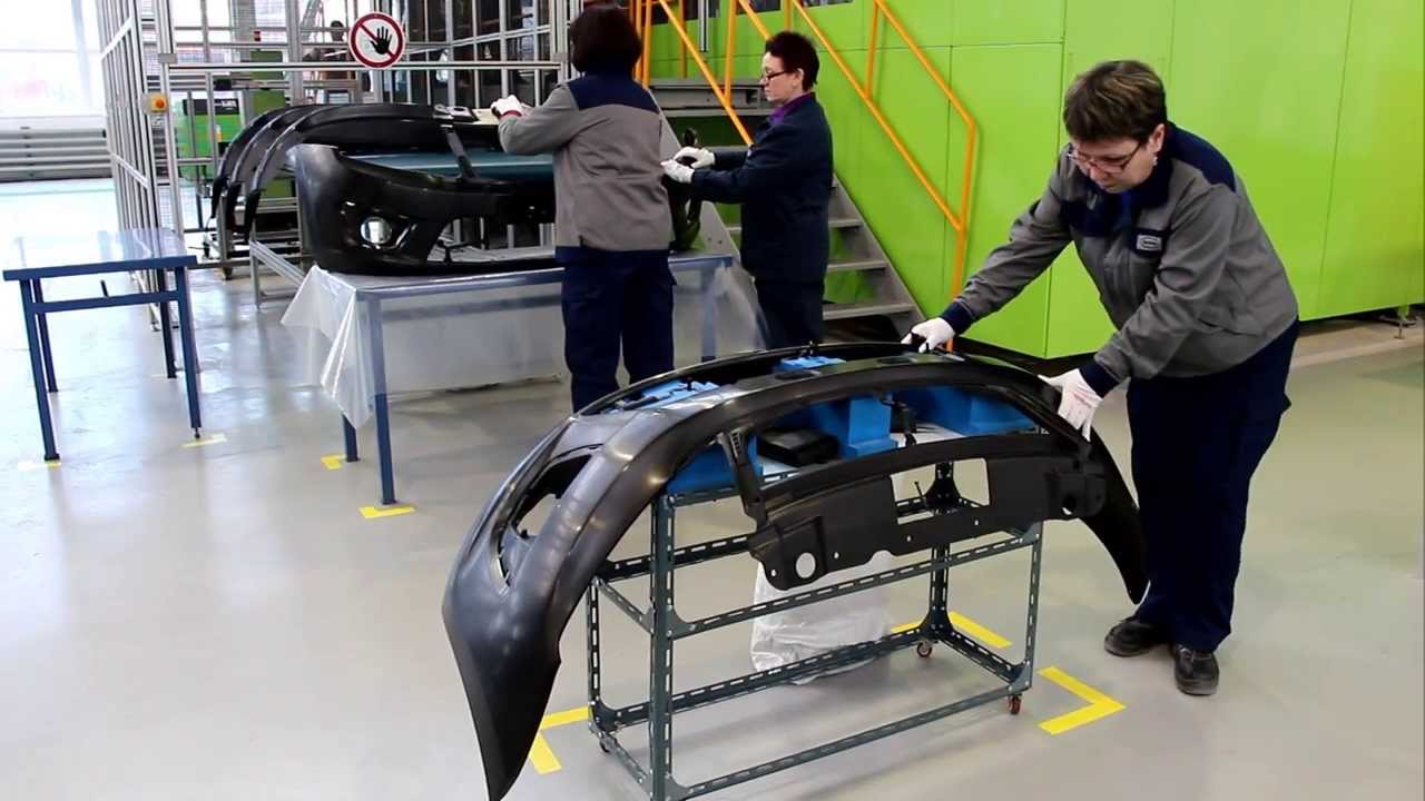 Работник на производство пластиковых деталей для автомобиля